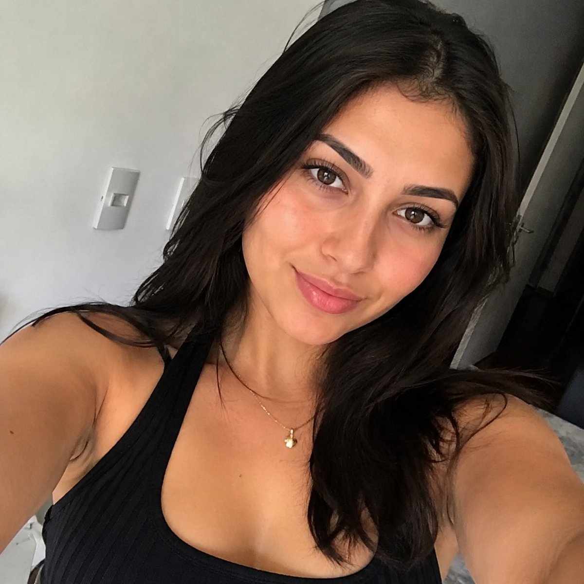 AI Prompt for Realistic Female City Selfie: Generate a Custom Urban Portrait with GPT Image 2