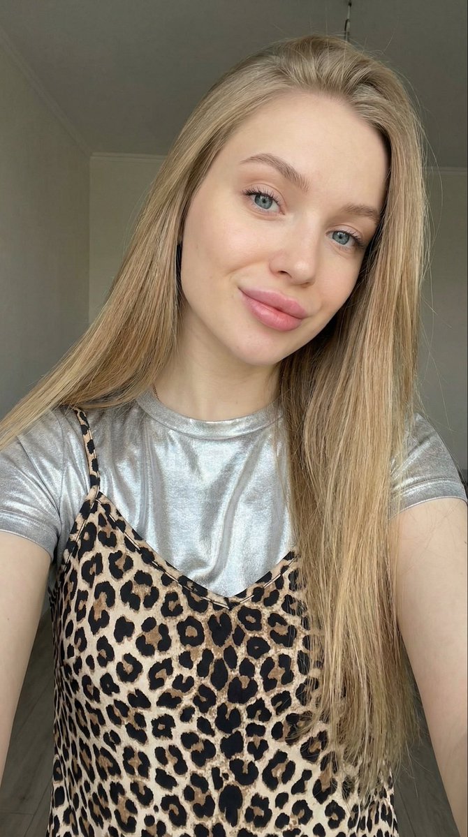 AI Prompt for Realistic Female Portrait with Leopard Print Outfit
