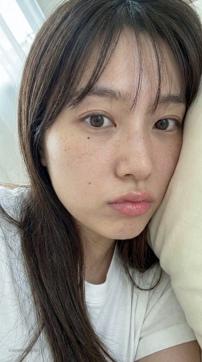 AI Prompt for Realistic Sleeping Portrait Generator: Detailed Close-Up, Soft Lighting, East Asian Woman on Pillow