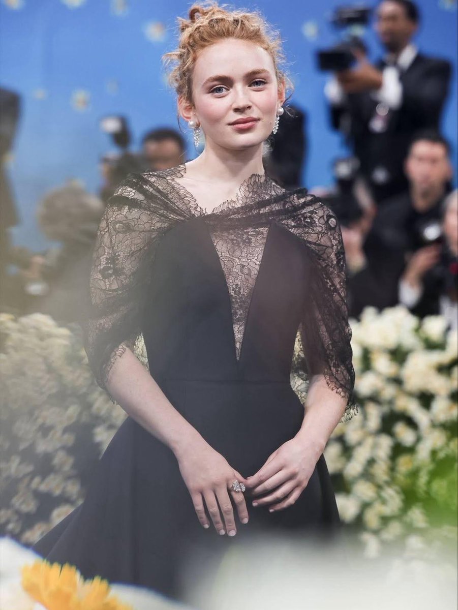AI Prompt for Sadie Sink Red Carpet Gala Portrait in Elegant Black Gown
