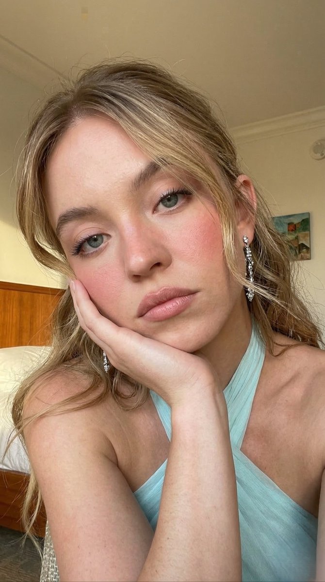 AI Prompt for Ultra Realistic Sydney Sweeney Selfie Generation
