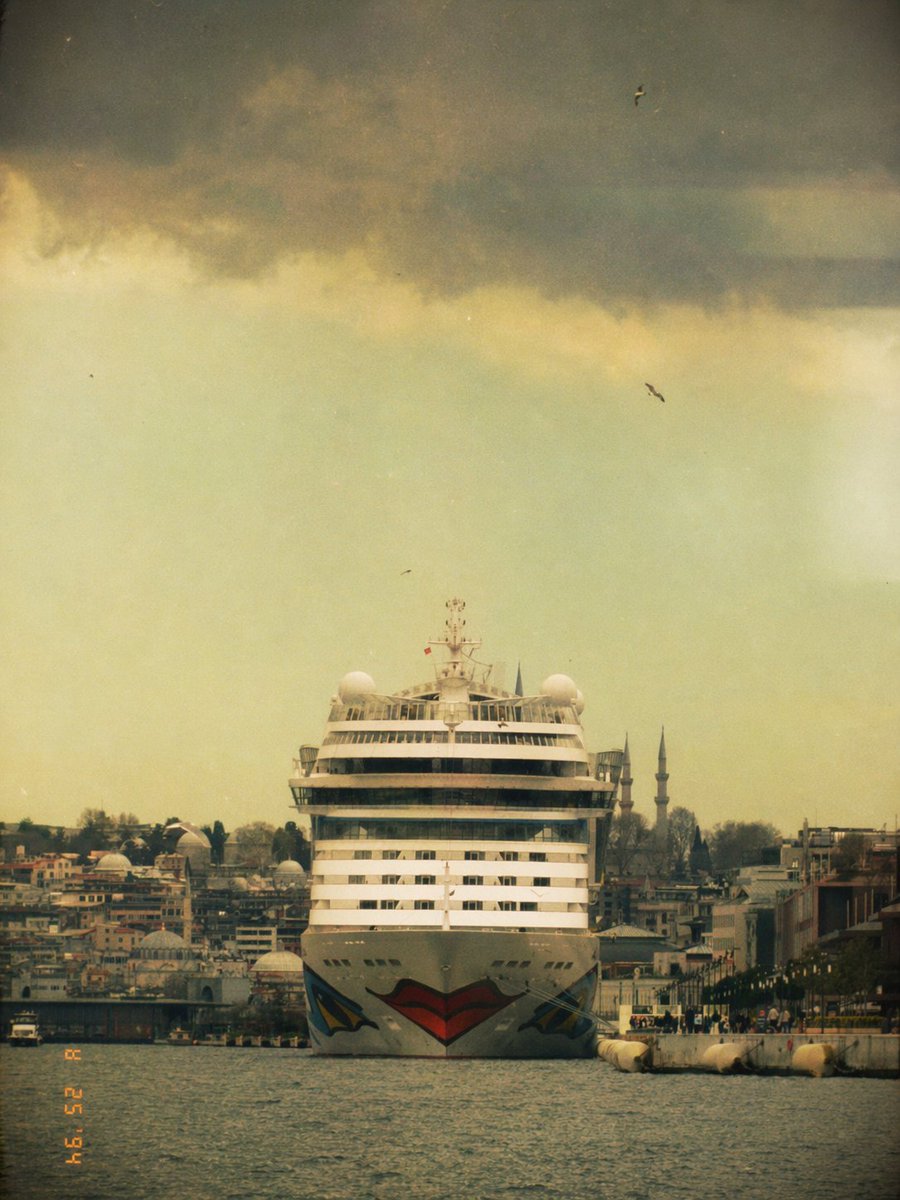 AI Prompt for Vintage Cruise Ship Photography in Retro Style