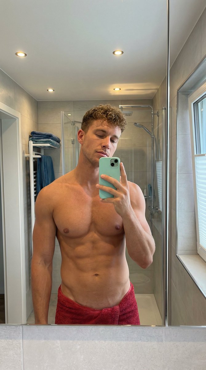 AI Prompt for Realistic Male Portrait - Athletic Man in Mirror Selfie