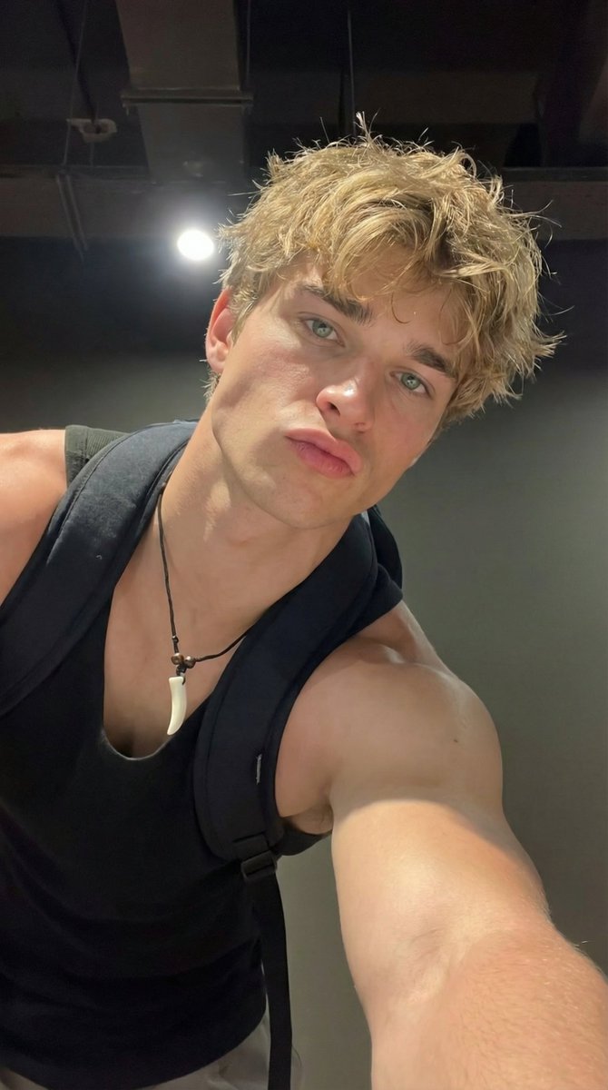 AI Prompt for Ultra-Realistic Athletic Male Selfie