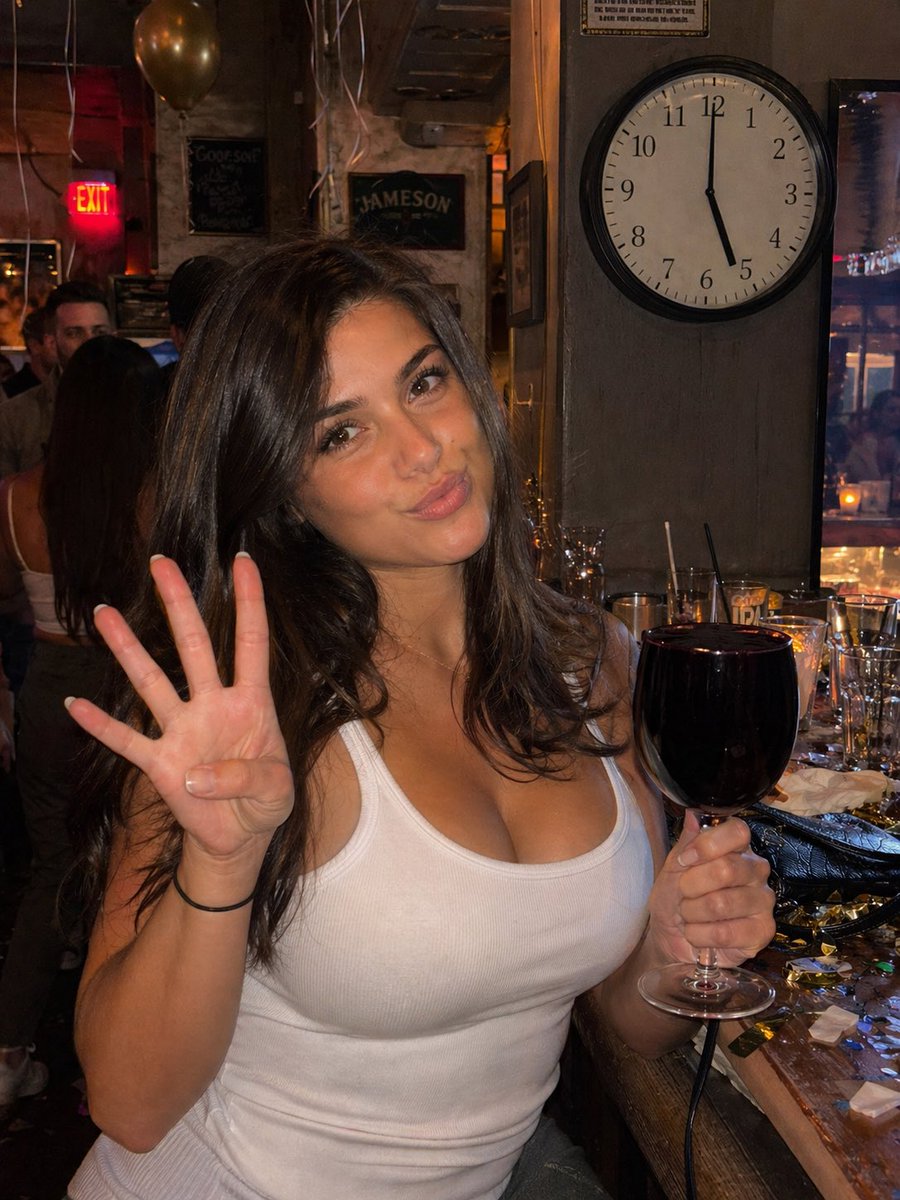 AI Prompt for Detailed Food Photography - Woman with 4 Fingers Holding Wine Glass