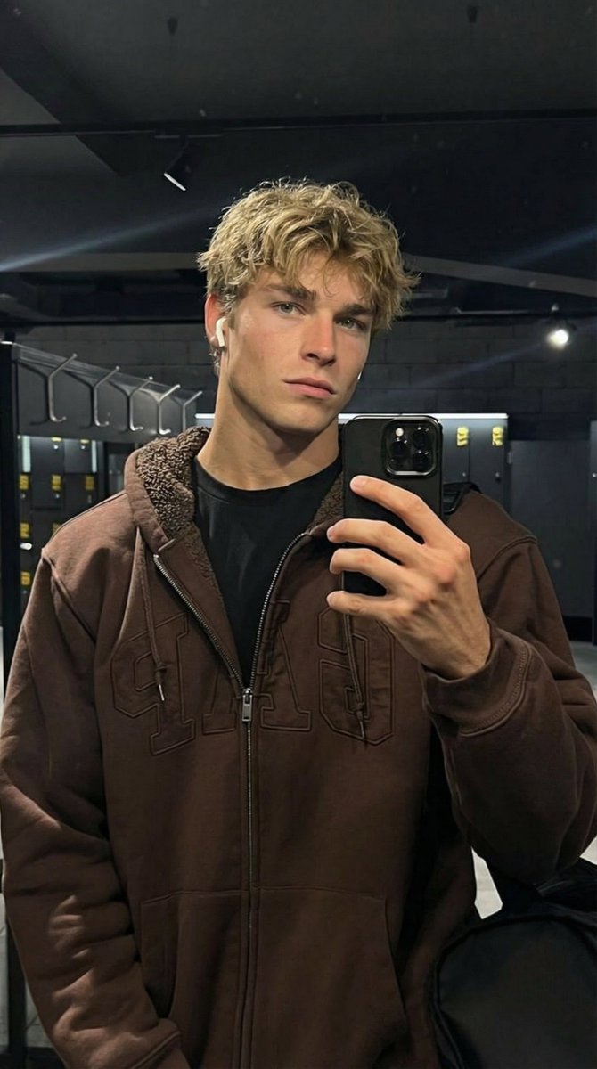 AI Prompt for Realistic Gym Locker Room Selfie