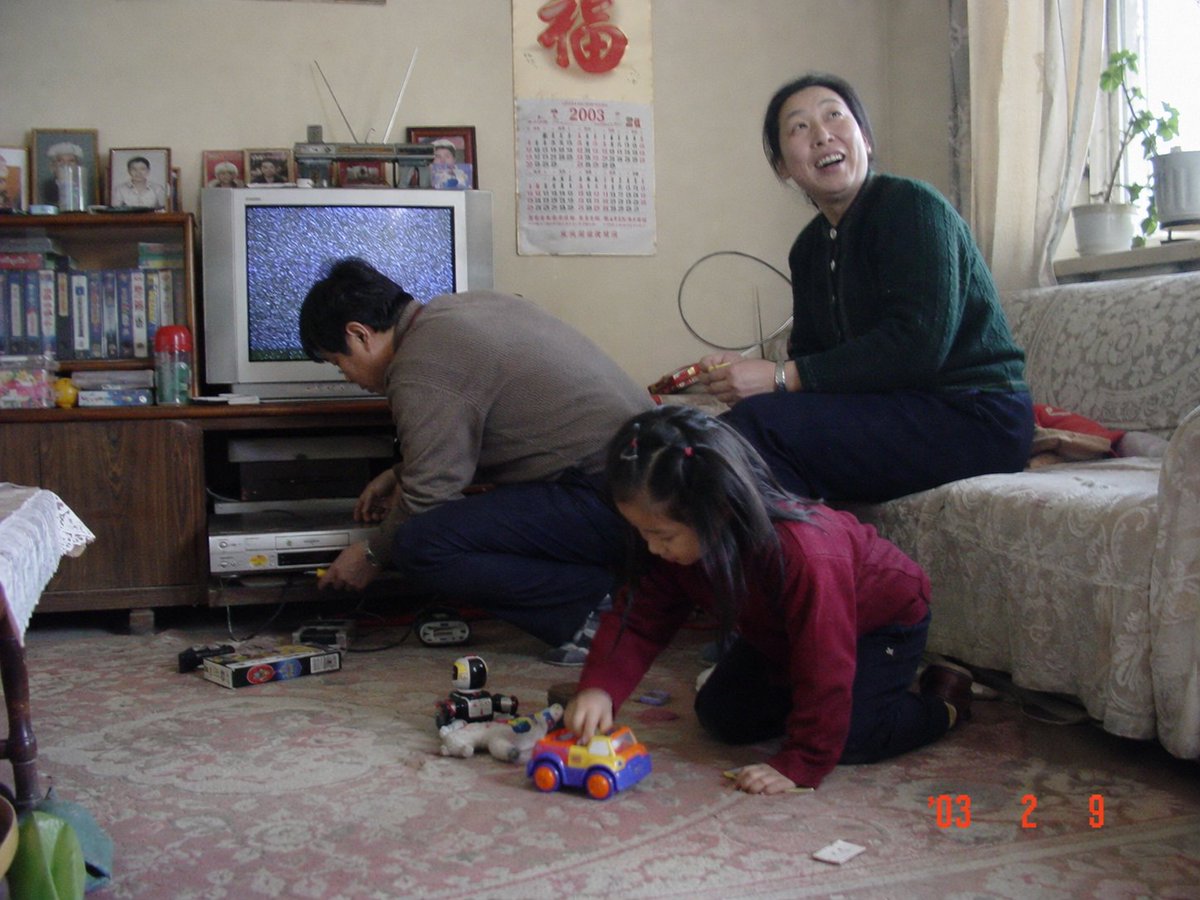 AI Prompt for Authentic Early 2000s Family Photos