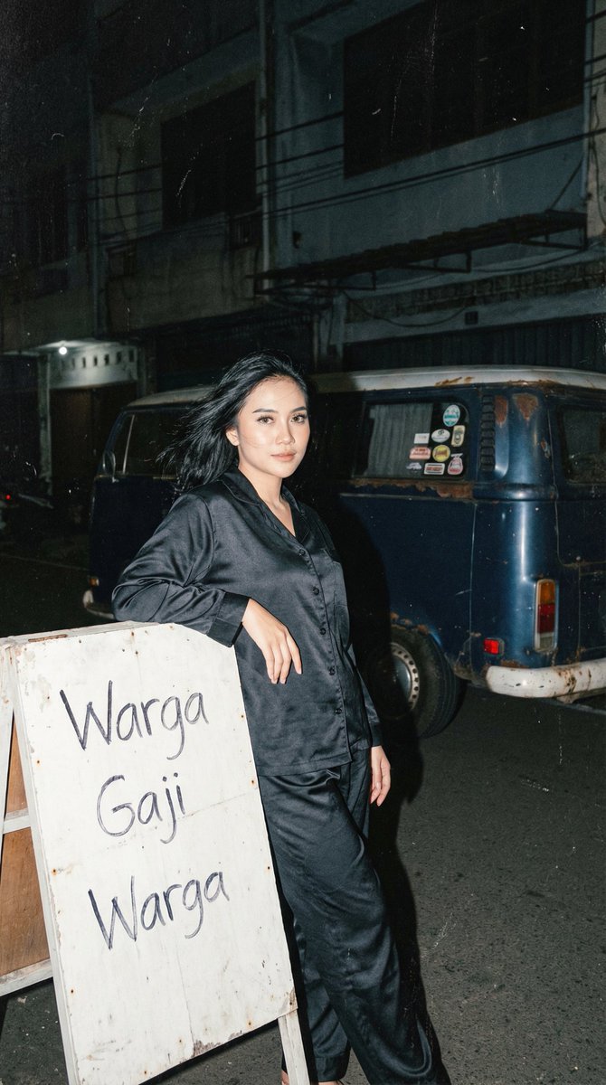 AI Prompt for Authentic Retro Night Portrait Photography with VW Van