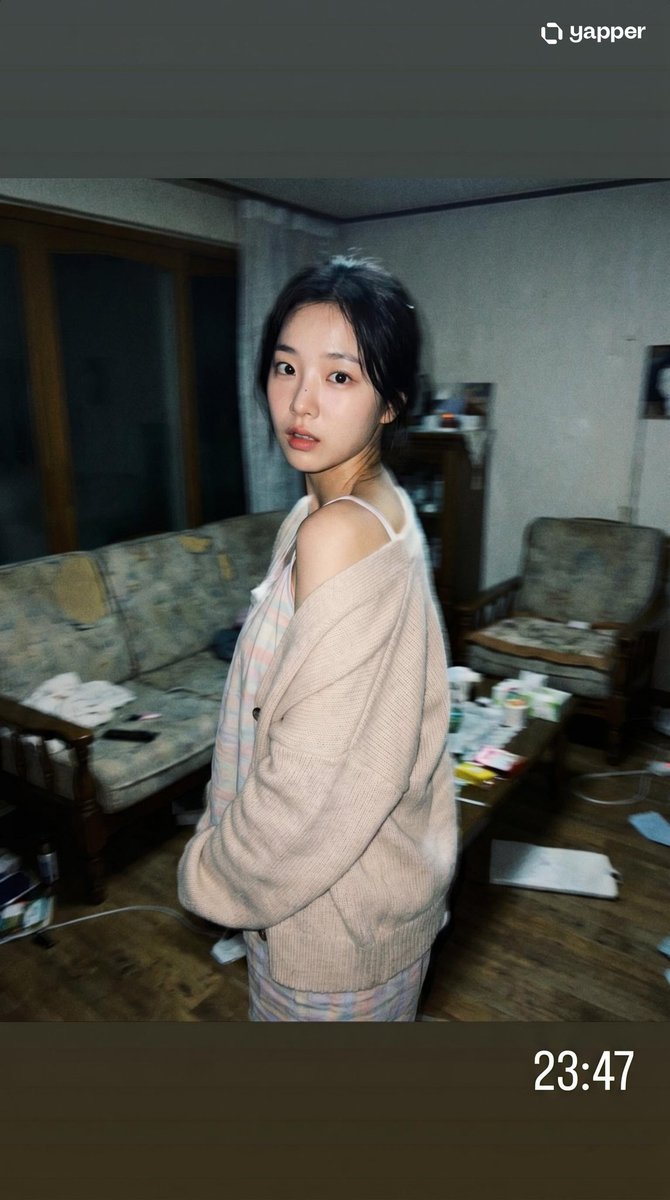 AI Prompt for Candid Korean Idol Photos in Retro Style