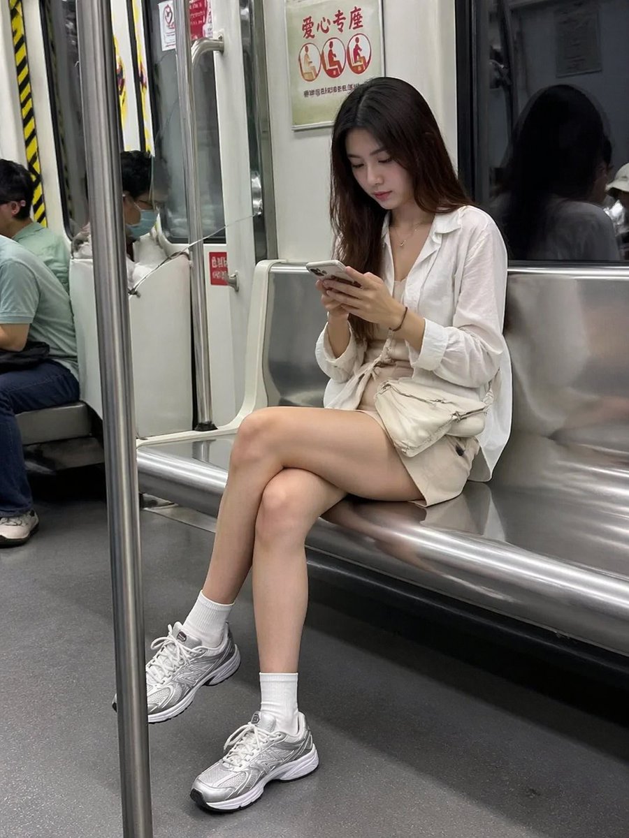 AI Prompt for Candid Subway Photography: Realistic City Portraits of Women