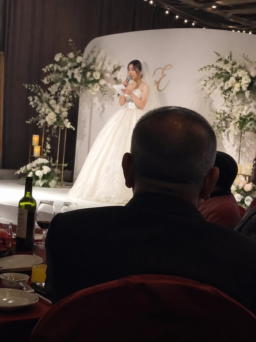 AI Prompt for Candid Wedding Speech Photo - Generate Emotional iPhone-Style Images
