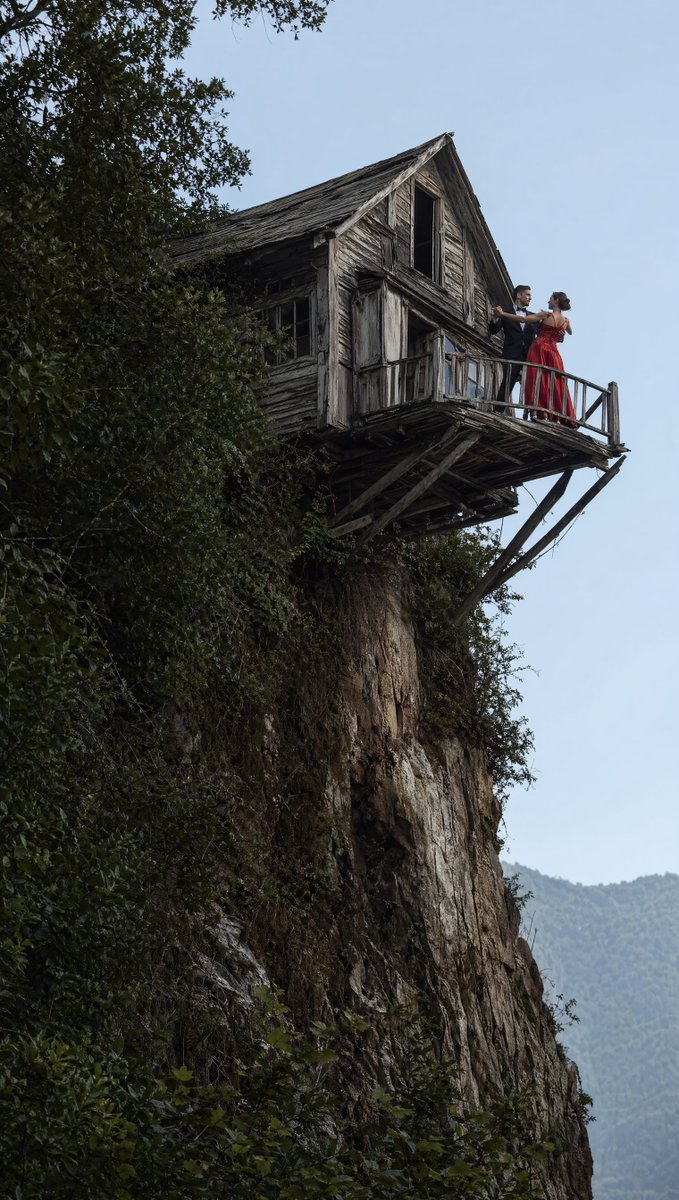 AI Prompt for Cinematic Dance Scene with Cliffside House