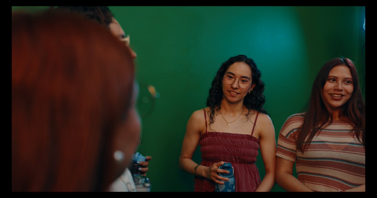 AI Prompt for Cinematic Group Photography in Front of Green Screen