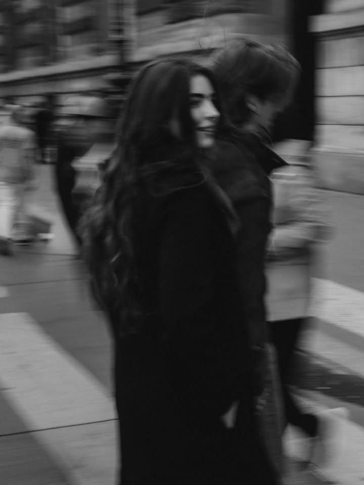 AI Prompt for Cinematic Romantic Street Photography: European Fountain Scene