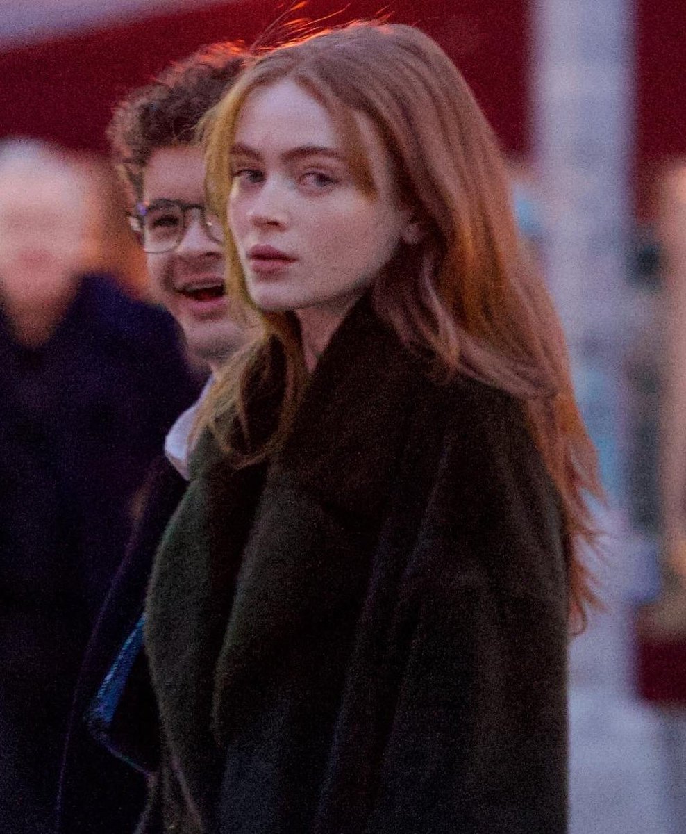 AI Prompt for Cinematic Street Portrait Photography: Urban Chic