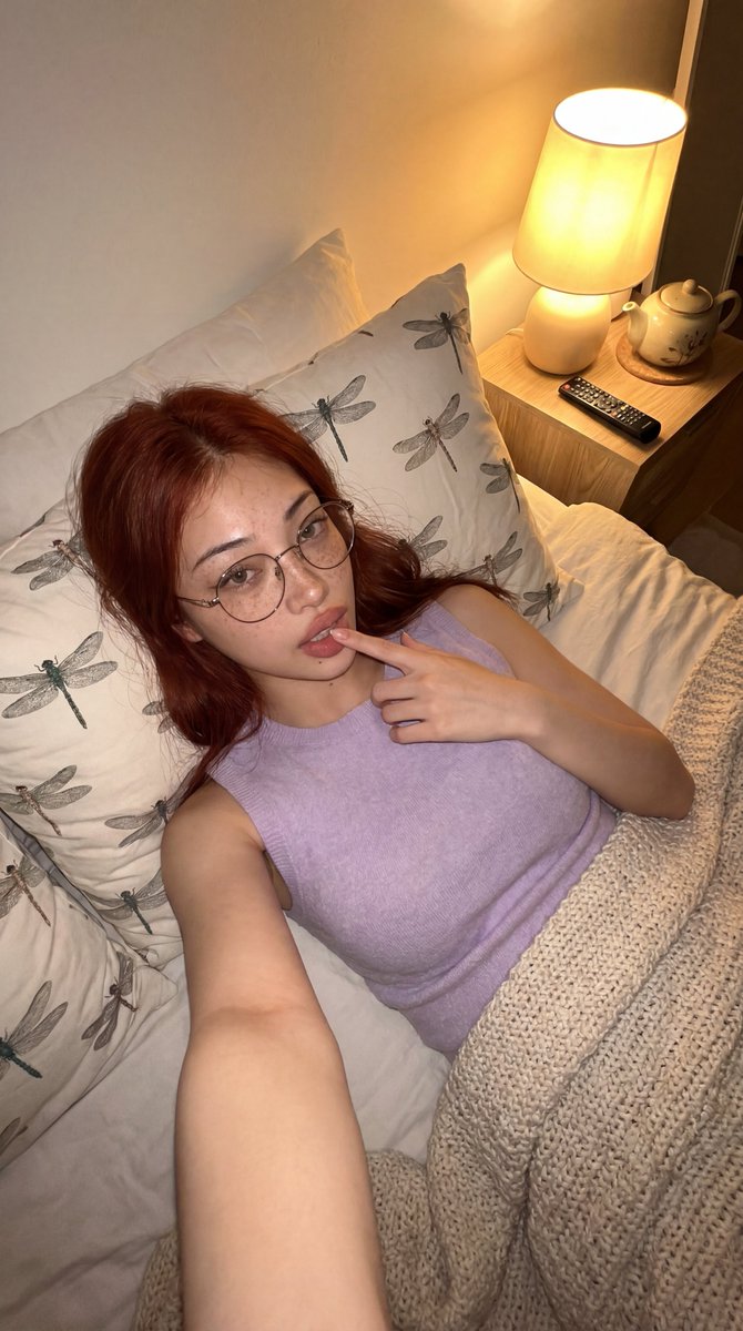 AI Prompt for Cozy Bedroom Selfie: Intimate Home Lighting