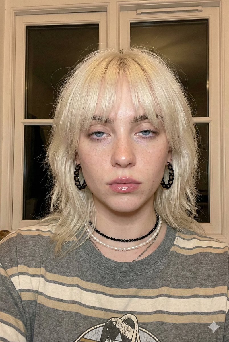 AI Prompt for Creating Photorealistic Billie Eilish Selfie with Blonde Hair