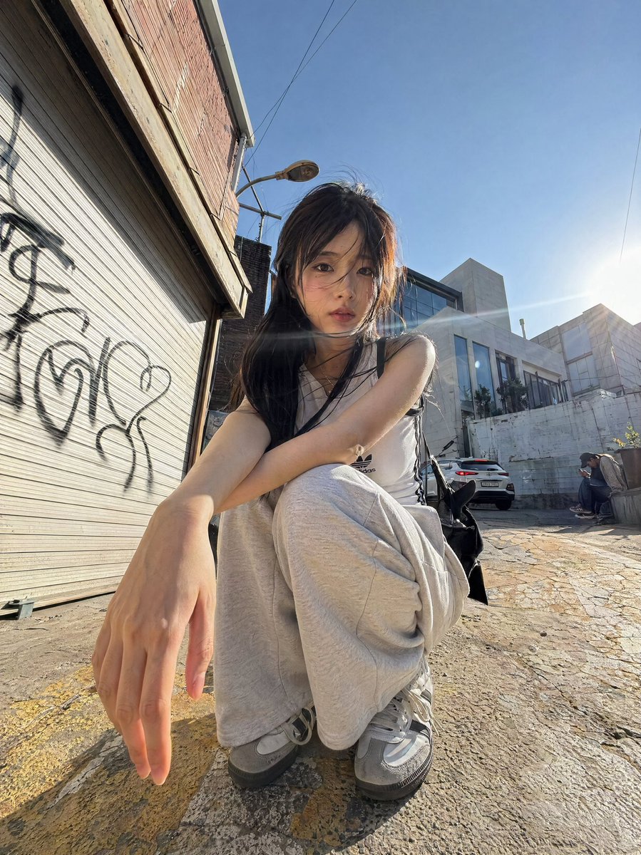 AI Prompt for Dynamic Korean Street Photography with iPhone Aesthetics