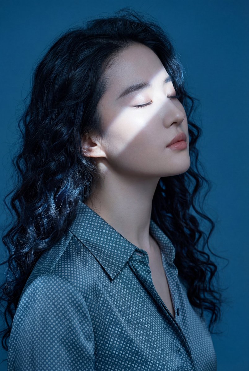 AI Prompt for Ethereal Blue Light Portrait with Chinese Cultural Elements