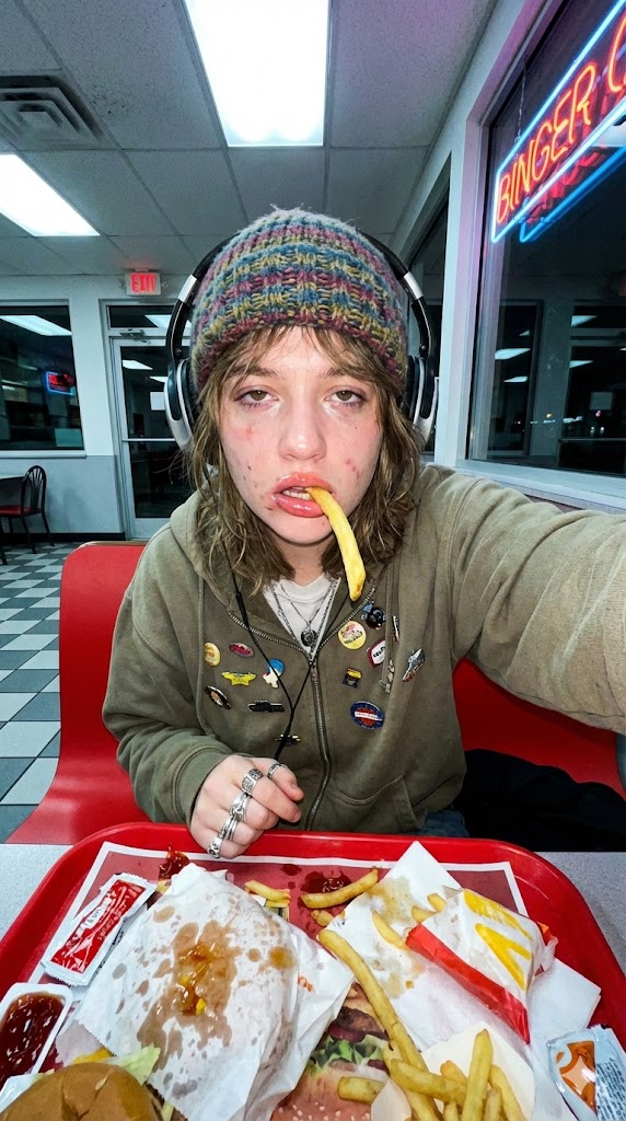 AI Prompt for Gen-Z Style Selfie Photography at a Late-Night Diner