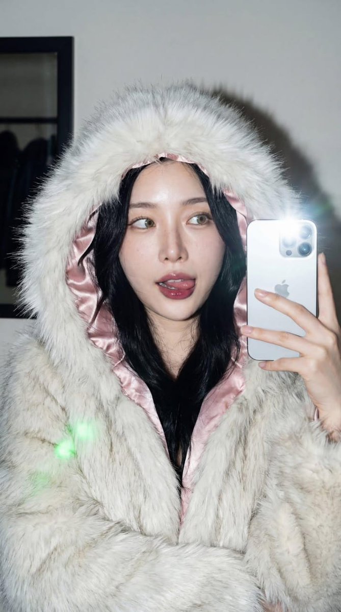 AI Prompt for High-Contrast Portrait with Faux Fur and Flash - 8K Raw Photo