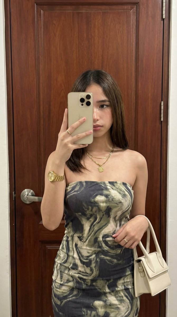 AI Prompt for High-Fidelity Mirror Selfie with iPhone Simulation