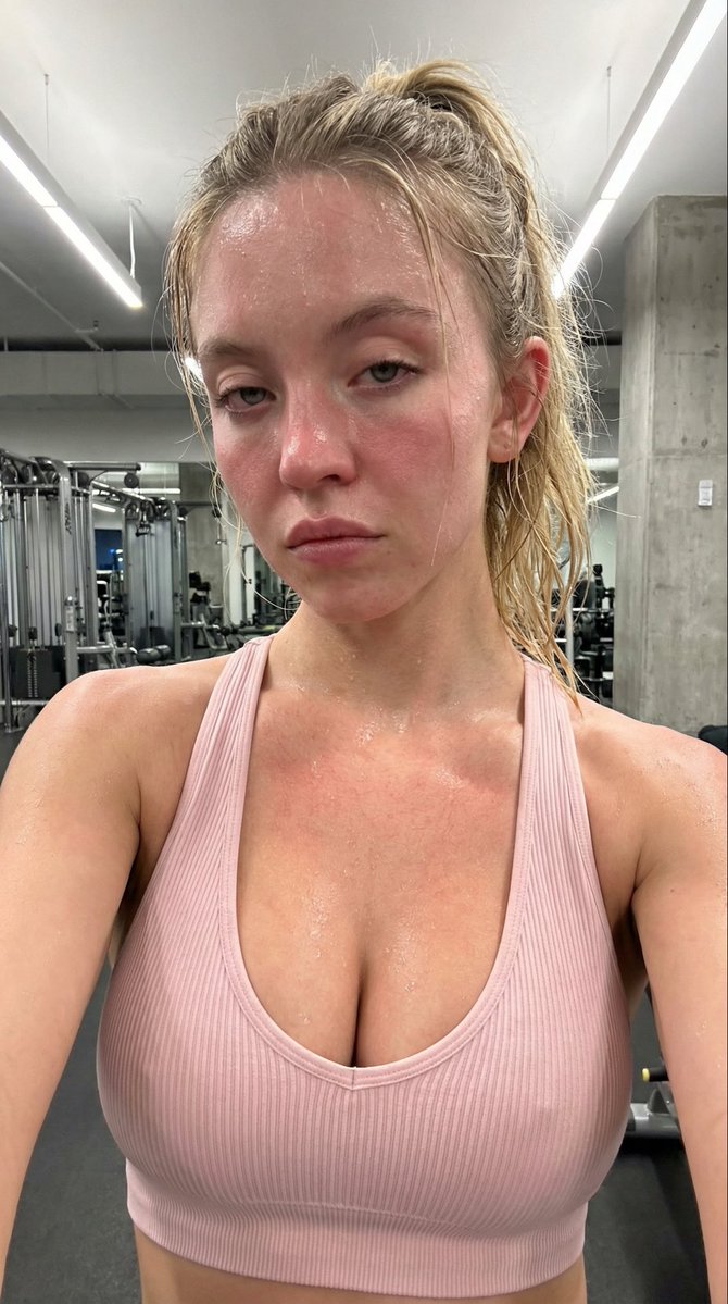 AI Prompt for High-Quality, Realistic Post-Workout Selfie with Intimate Lighting