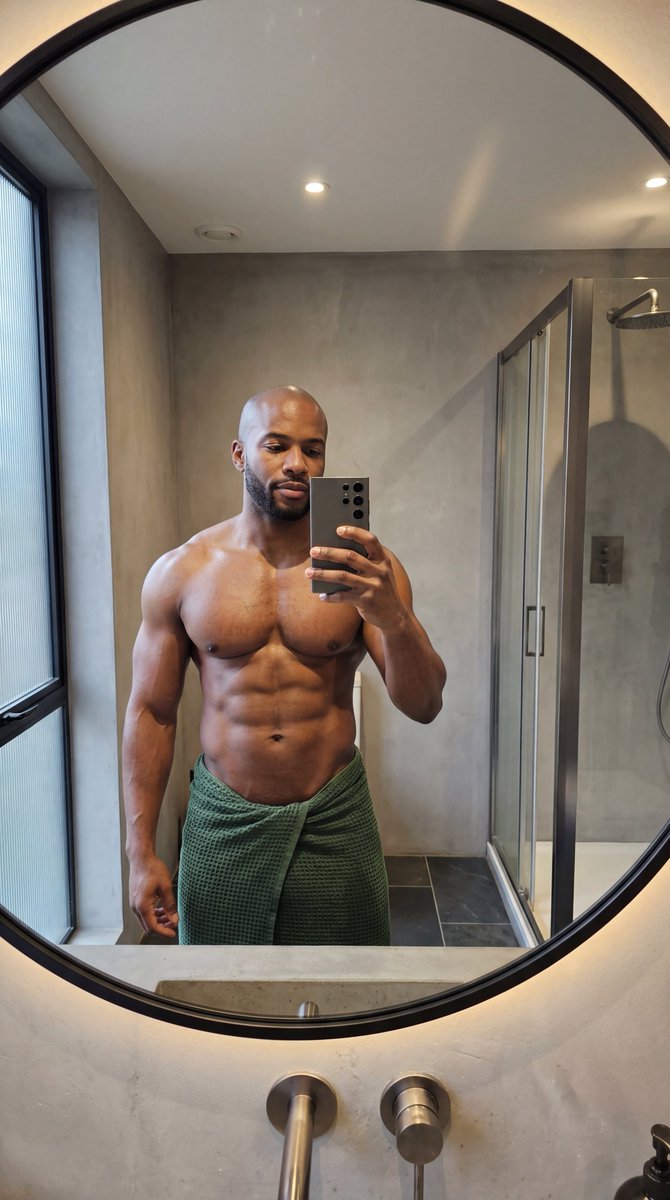 AI Prompt for Highly Detailed Photorealistic Mirror Selfies