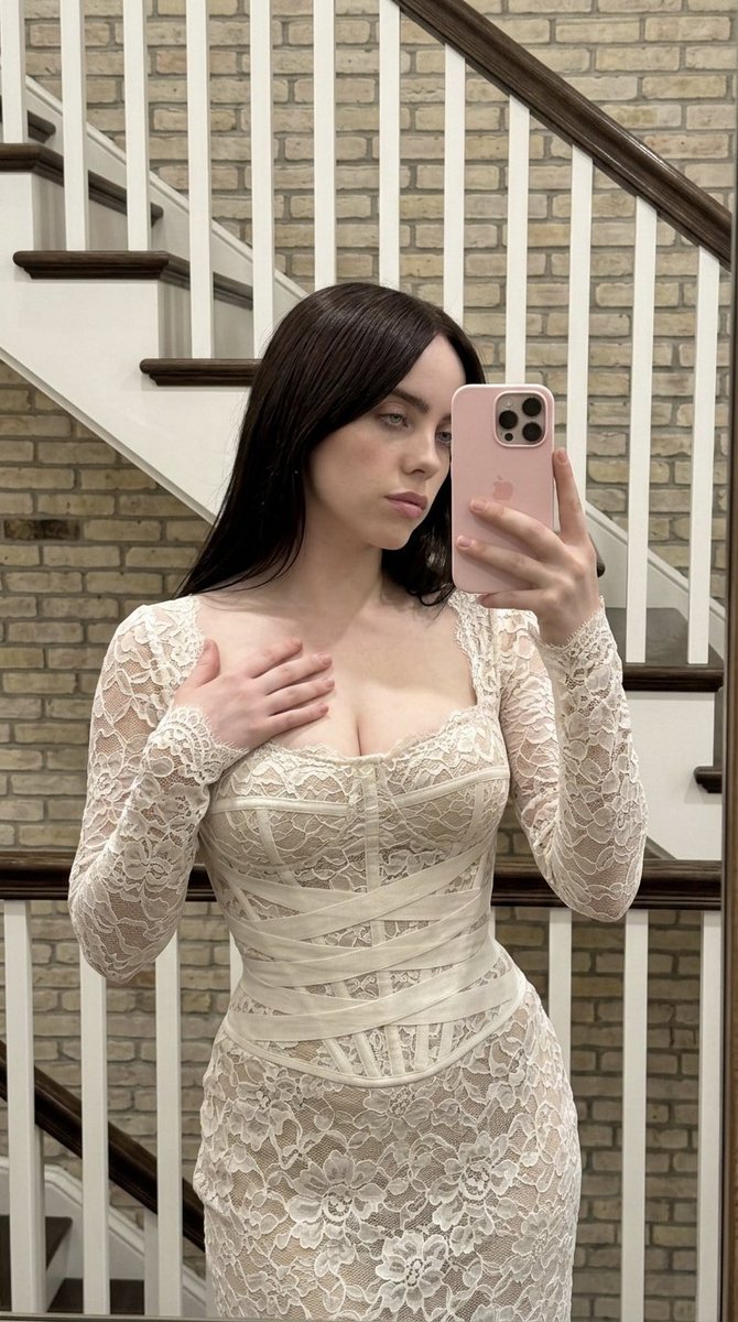 AI Prompt for Highly Realistic Billie Eilish Mirror Selfie