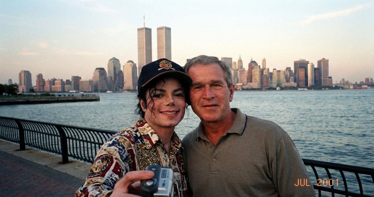 AI Prompt for Historical Celebrity Portrait with NYC Skyline