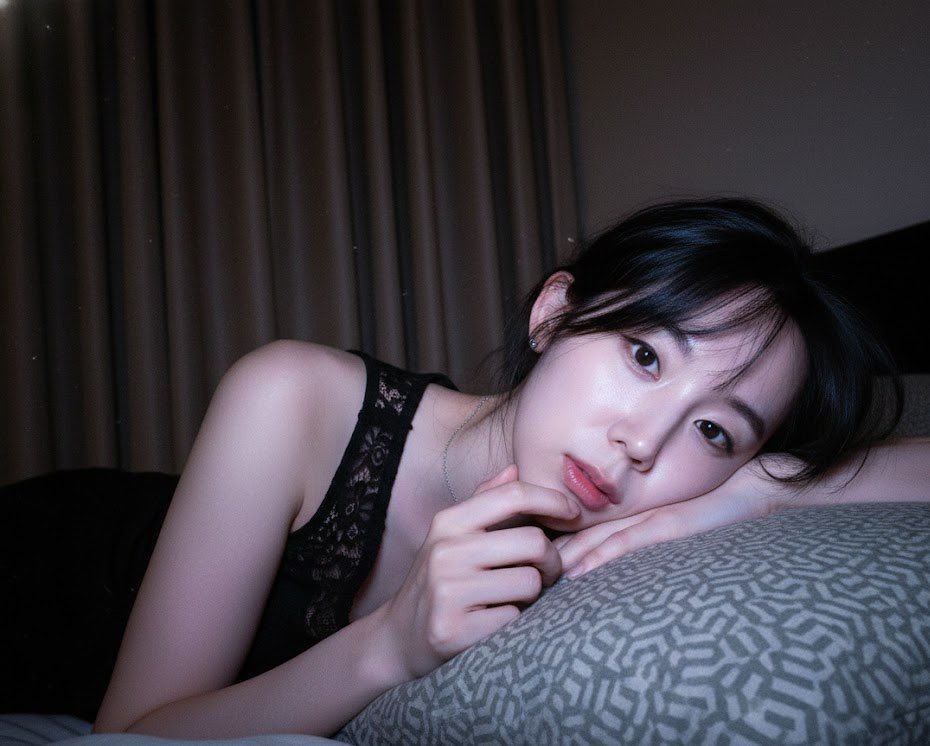 AI Prompt for Hyper Realistic Low-Light Selfies in a Dreamy Bedroom Setting