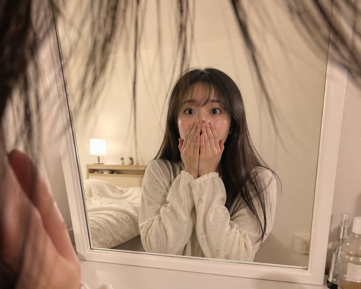 AI Prompt for Intimate Bedroom Mirror Selfie