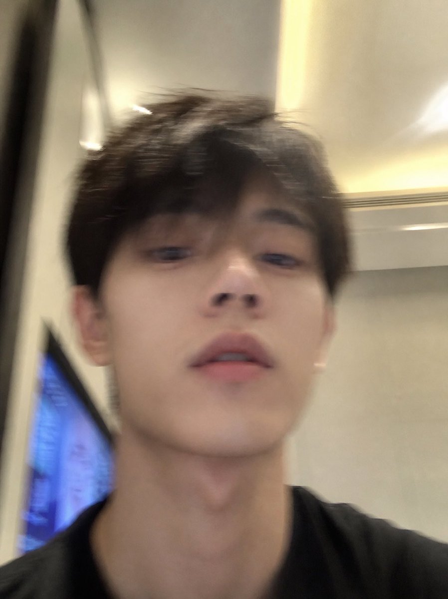 AI Prompt for iPhone Selfie Generation: Realistic AI Portrait Photos