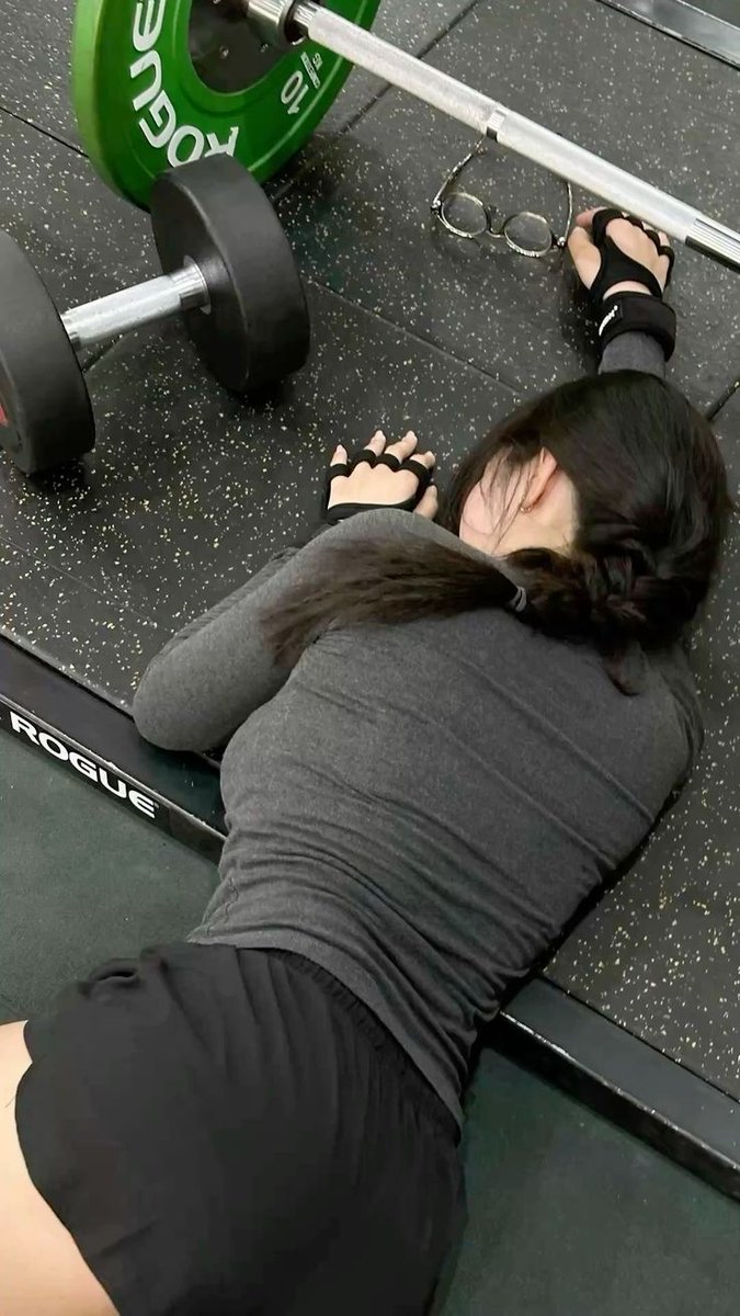 AI Prompt for Lifting Female Figure Pose with Exhausted Determination