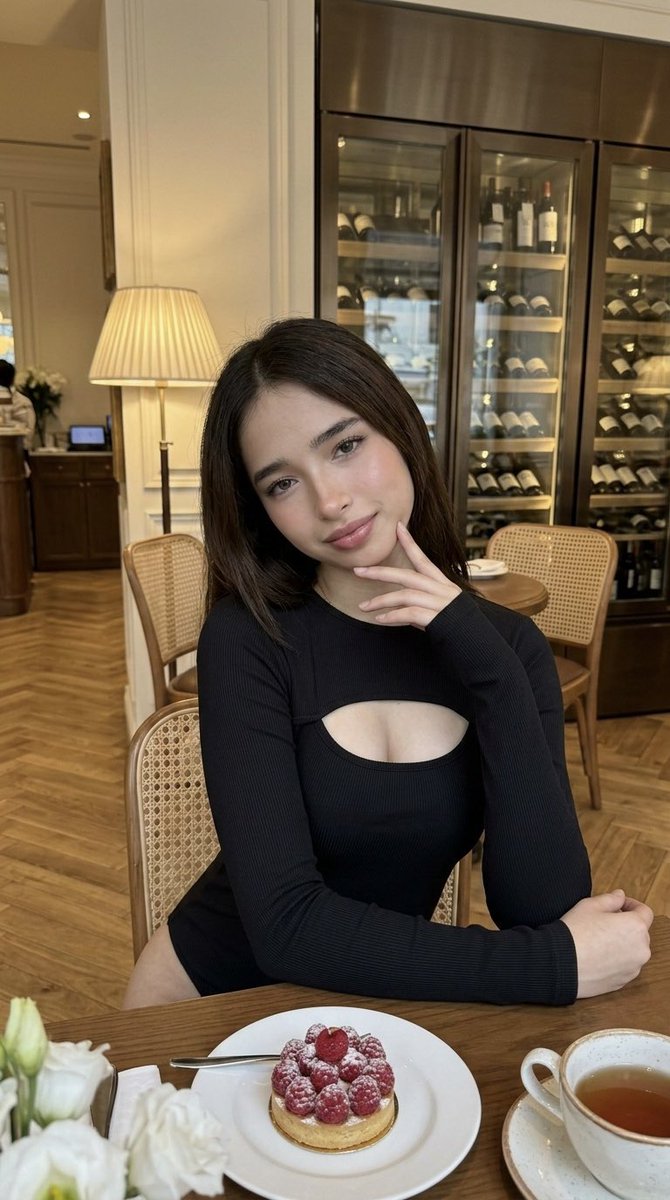 AI Prompt for Luxury Cafe Portrait Rendering with High-Fidelity Details