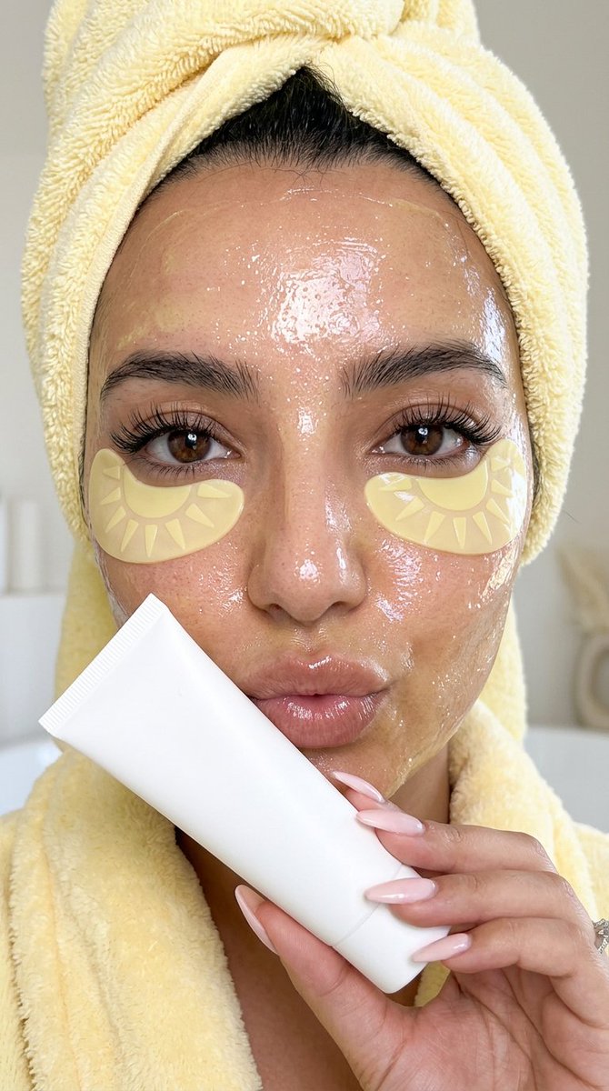 AI Prompt for Luxury Skincare Brand Selfie Image