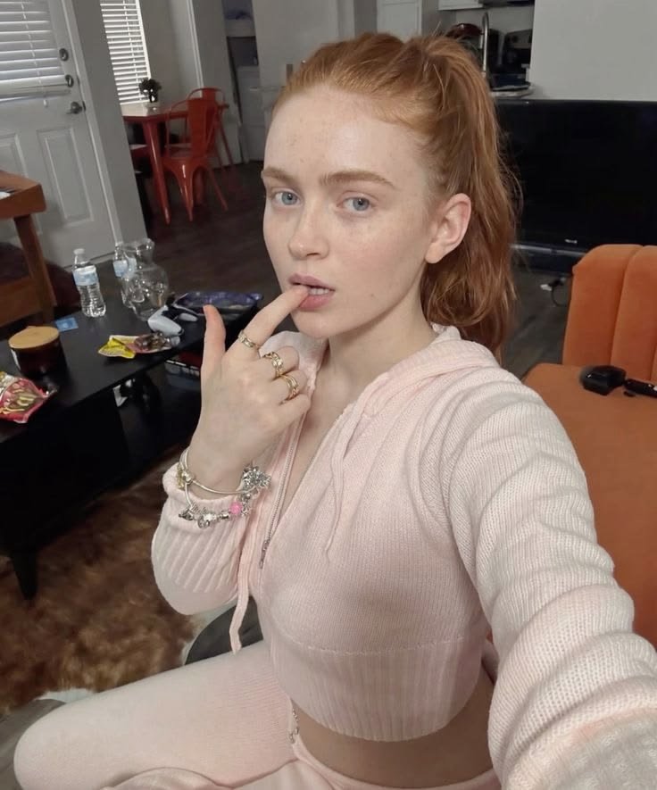 AI Prompt for Modern Home Selfie with Light Pink Outfit