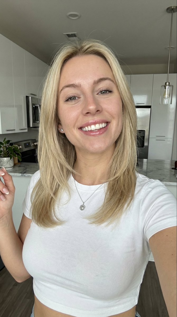 AI Prompt for Modern Kitchen Selfie Photography