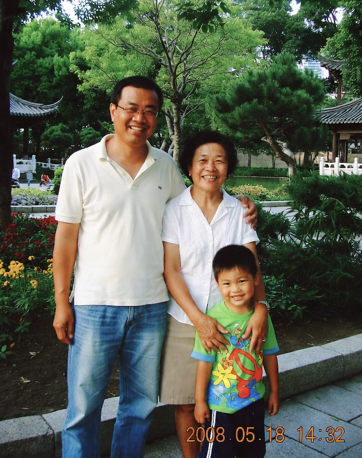 AI Prompt for Nostalgic Retro Family Photos in Traditional Chinese Parks