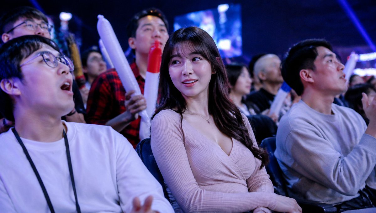 AI Prompt for Photorealistic Esports Event Crowd Image with Blurred Faces