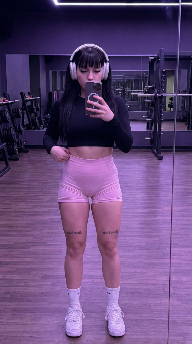 AI Prompt for Photorealistic Full-Body Mirror Selfie in Gym