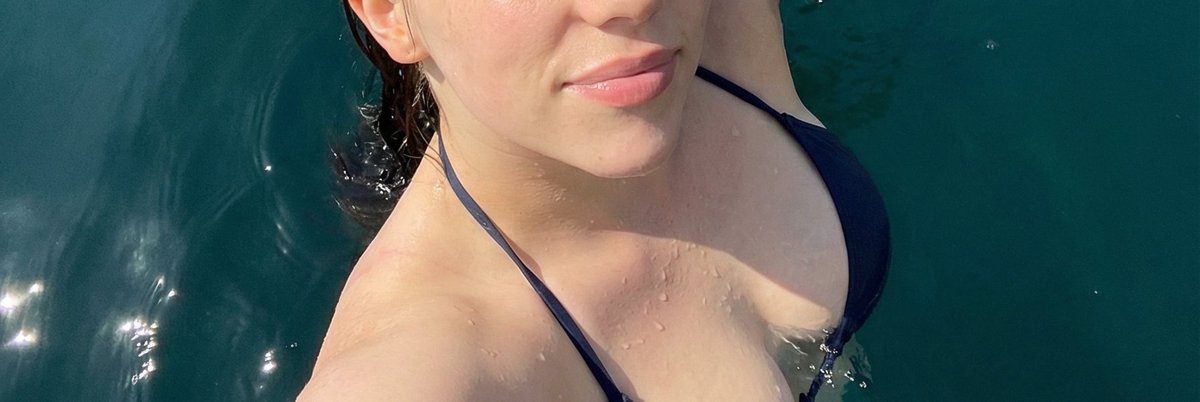 AI Prompt for Photorealistic Water Selfie of Influencer