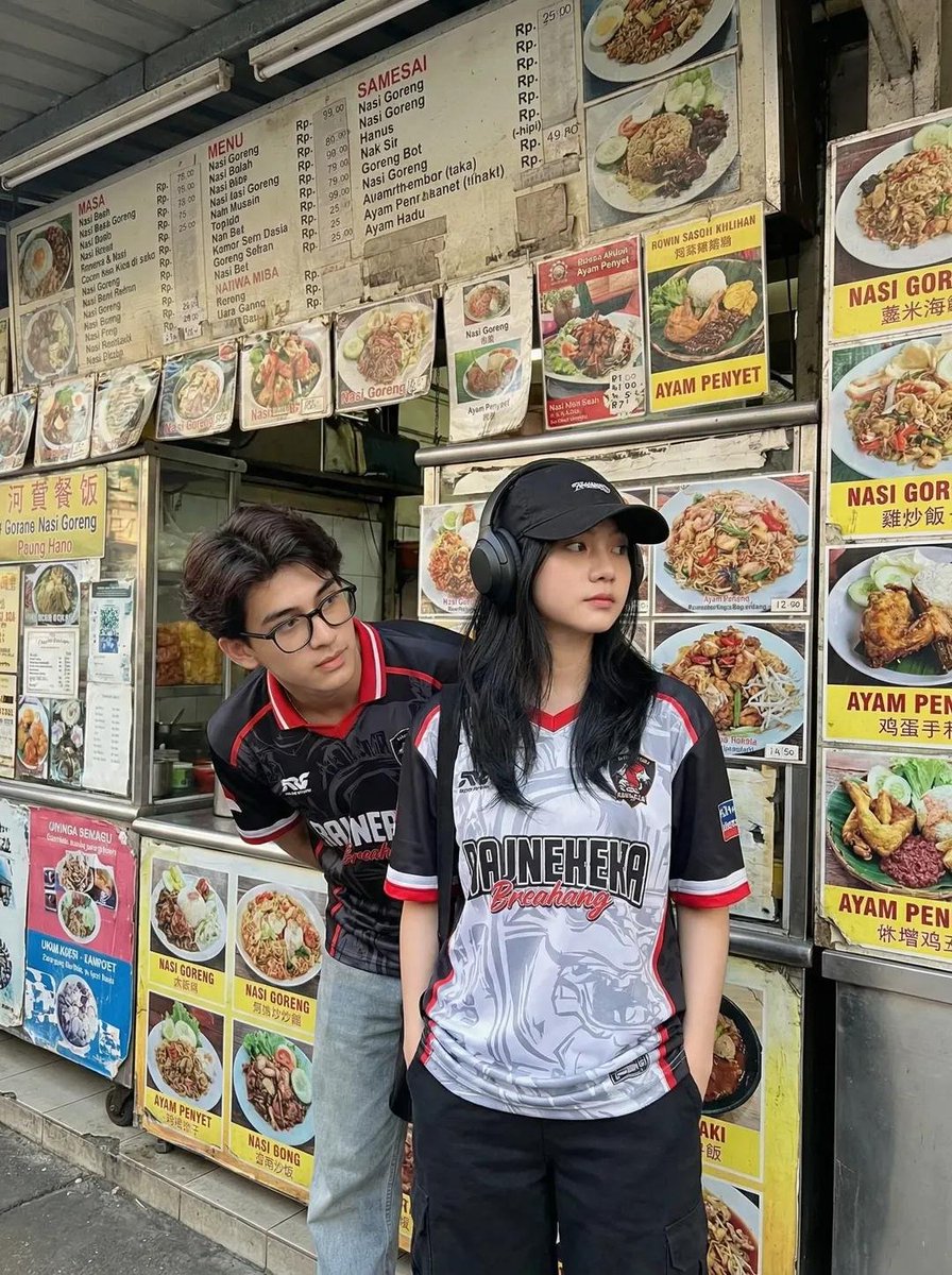 AI Prompt for Realistic Candid Street Photography of Young Adults in Southeast Asian Food Stall Settings