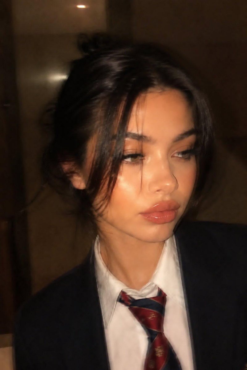 AI Prompt for Realistic Casual Portrait with Natural Skin Textures