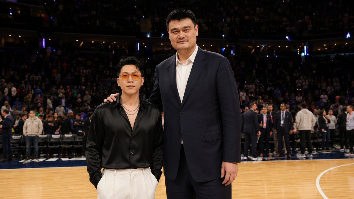AI Prompt for Realistic Courtside Basketball Photo with Anonymized Celebrity Images