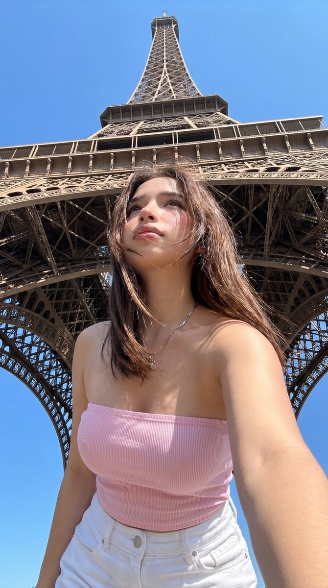 AI Prompt for Realistic Eiffel Tower Selfie with Style