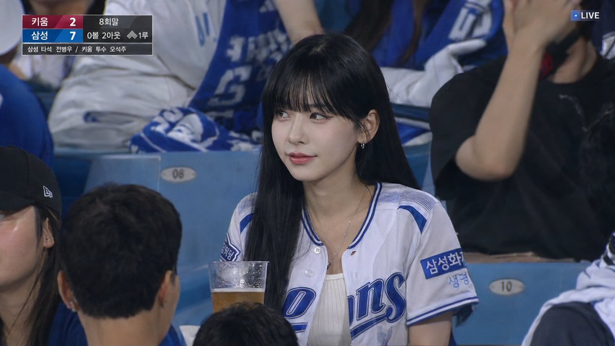 AI Prompt for Realistic Korean Baseball Stadium TV Broadcasts