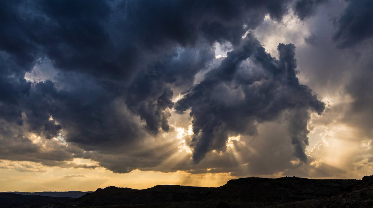 AI Prompt for Realistic Landscape Photography with Dynamic Cloud Formations