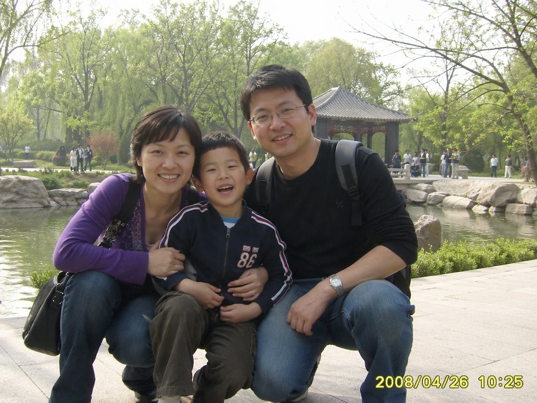 AI Prompt for Realistic Late-2000s Chinese Family Scene