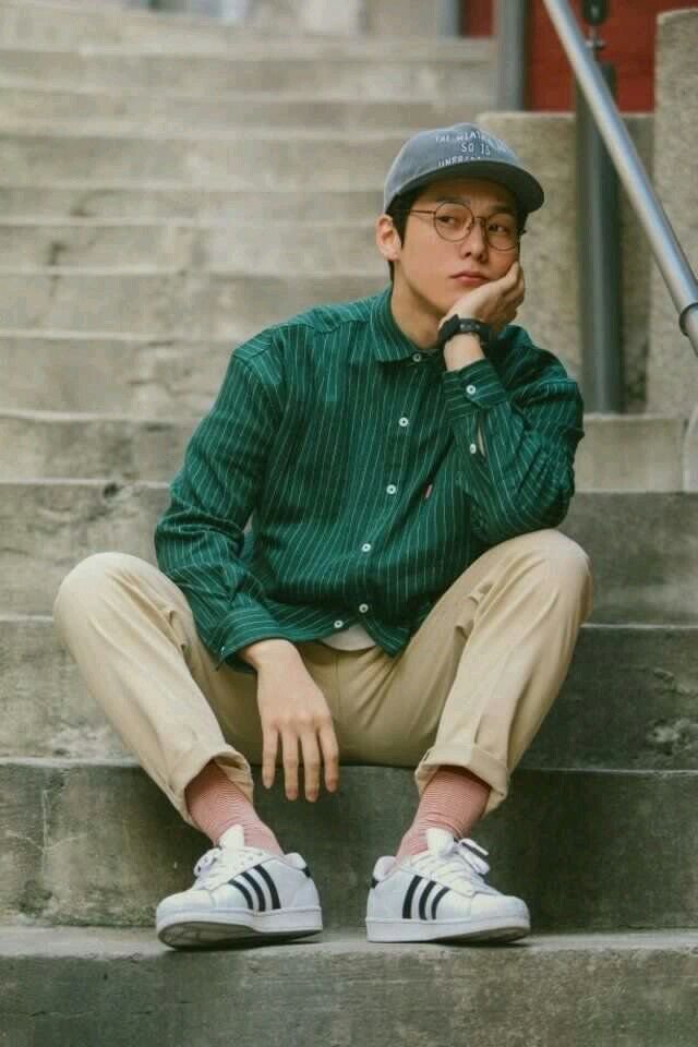 AI Prompt for Realistic Man with Casual Urban Attire